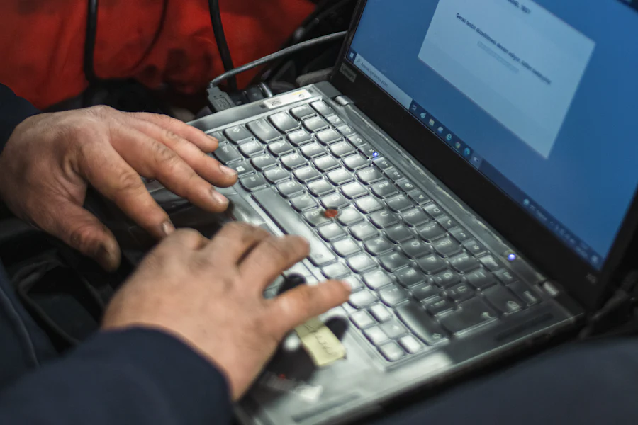Diagnostik bilgisayarı araca bağlı, usta arıza kodlarını okuyor